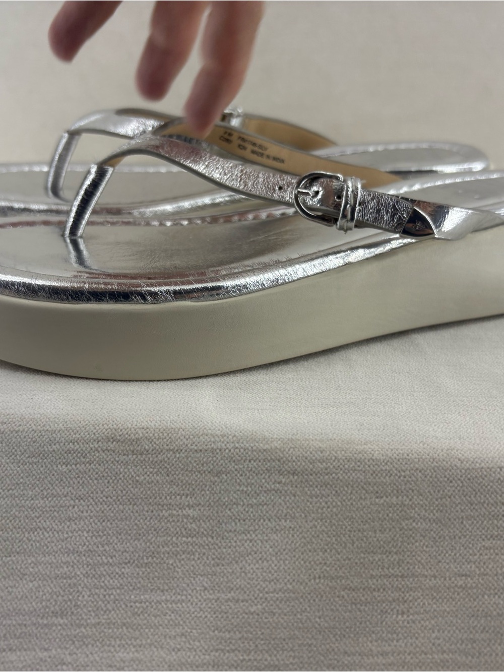 Frye Maya Buckle Silver Leather Metallic Thong Sandals size 9 NEW